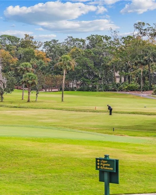 Image of a man playing gold in Hilton Head Island